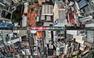 Florianópolis é eleita a cidade mais criativa do Brasil em ranking nacional Vista aérea do Centro de Florianópolis, eleita a cidade mais criativa do Brasil, destaca prédios, ruas e intervenções de arte urbana, ilustrando a criatividade e a diversidade cultural da cidade.