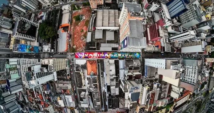 Florianópolis é eleita a cidade mais criativa do Brasil em ranking nacional Vista aérea do Centro de Florianópolis, eleita a cidade mais criativa do Brasil, destaca prédios, ruas e intervenções de arte urbana, ilustrando a criatividade e a diversidade cultural da cidade.