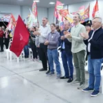Merisio defende duplicação da BR-282 e apresenta planos para saúde e segurança Gelson Merisio participa de encontro de campanha no Oeste de Santa Catarina, acompanhado por apoiadores e lideranças políticas.