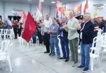 Merisio defende duplicação da BR-282 e apresenta planos para saúde e segurança Gelson Merisio participa de encontro de campanha no Oeste de Santa Catarina, acompanhado por apoiadores e lideranças políticas.