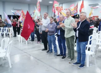 Merisio defende duplicação da BR-282 e apresenta planos para saúde e segurança Gelson Merisio participa de encontro de campanha no Oeste de Santa Catarina, acompanhado por apoiadores e lideranças políticas.