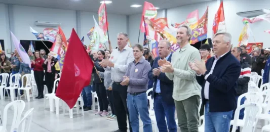 Merisio defende duplicação da BR-282 e apresenta planos para saúde e segurança Gelson Merisio participa de encontro de campanha no Oeste de Santa Catarina, acompanhado por apoiadores e lideranças políticas.