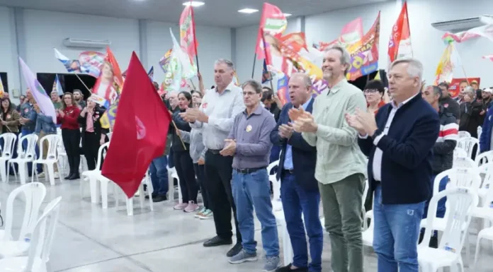 Merisio defende duplicação da BR-282 e apresenta planos para saúde e segurança Gelson Merisio participa de encontro de campanha no Oeste de Santa Catarina, acompanhado por apoiadores e lideranças políticas.