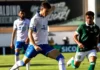A vaca vai pro brejo na Ressacada; Figueirense segue invicto na Copinha SC Jogador do Avaí disputa a bola durante derrota para o Goiás em Goiânia