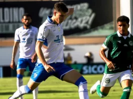 A vaca vai pro brejo na Ressacada; Figueirense segue invicto na Copinha SC Jogador do Avaí disputa a bola durante derrota para o Goiás em Goiânia