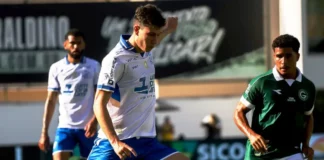 Jogador do Avaí disputa a bola durante derrota para o Goiás em Goiânia
