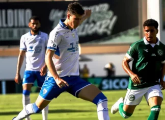 Jogador do Avaí disputa a bola durante derrota para o Goiás em Goiânia