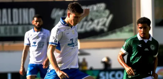 Jogador do Avaí disputa a bola durante derrota para o Goiás em Goiânia