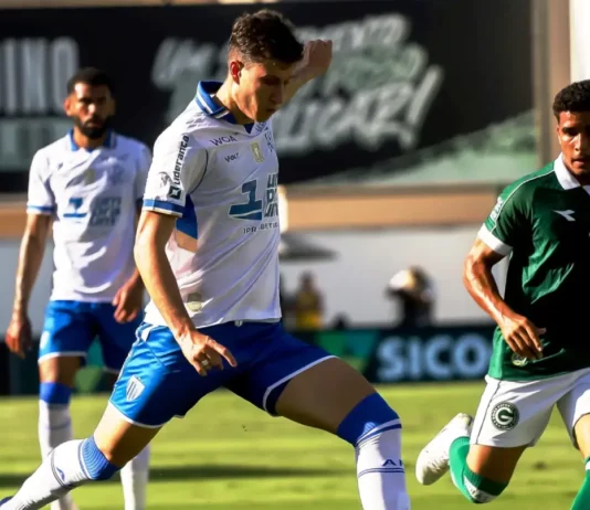 A vaca vai pro brejo na Ressacada; Figueirense segue invicto na Copinha SC Jogador do Avaí disputa a bola durante derrota para o Goiás em Goiânia