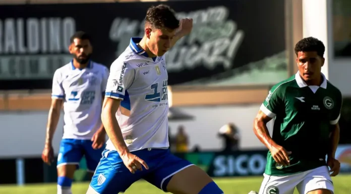 Jogador do Avaí disputa a bola durante derrota para o Goiás em Goiânia
