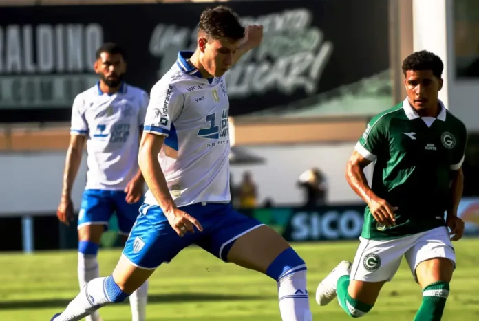 Goias-2x1-Avai (1) Jogador do Avaí disputa a bola durante derrota para o Goiás em Goiânia