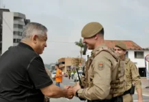 João Rodrigues propõe jornada voluntária para ampliar policiamento em Santa Catarina Candidato João Rodrigues cumprimentando policial militar