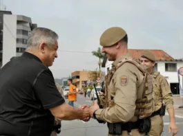 João Rodrigues propõe jornada voluntária para ampliar policiamento em Santa Catarina Candidato João Rodrigues cumprimentando policial militar