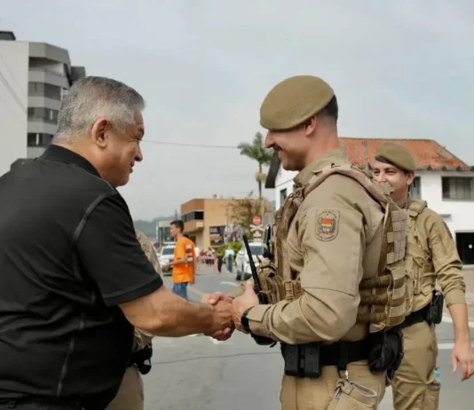 João Rodrigues propõe jornada voluntária para ampliar policiamento em Santa Catarina Candidato João Rodrigues cumprimentando policial militar
