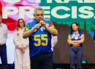João Rodrigues defende presídio de segurança máxima e intervenções na BR-101 João Rodrigues durante evento político; imagem ilustra matéria sobre propostas para segurança pública e intervenções na BR-101.