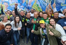 Jorginho Mello faz caminhada em São José e destaca investimentos Jorginho Mello participando de caminhada em São José