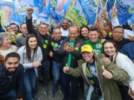 Jorginho Mello participando de caminhada em São José