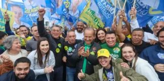 Jorginho Mello participando de caminhada em São José