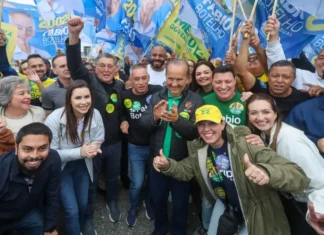 Jorginho Mello faz caminhada em São José e destaca investimentos Jorginho Mello participando de caminhada em São José