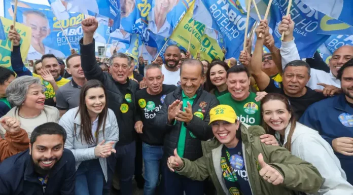 Jorginho Mello participando de caminhada em São José