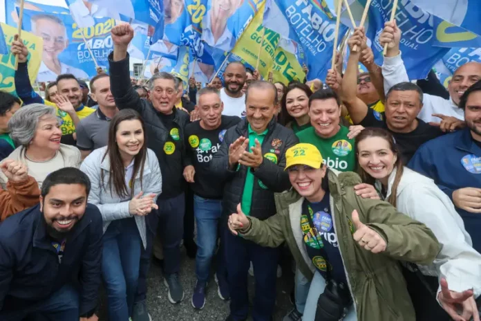 Jorginho Mello participando de caminhada em São José