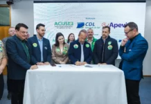 Jorginho Mello assina carta de compromisso com demandas do Vale do Itapocu durante encontro com entidades empresariais em Jaraguá do Sul.
