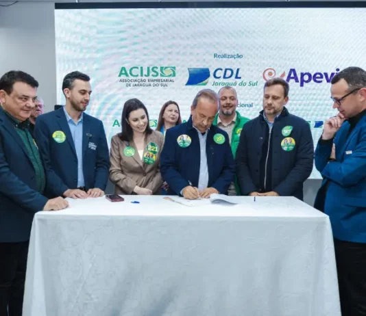 Jorginho Mello assume compromissos com Via Mar e SC-108 em Jaraguá do Sul Jorginho Mello assina carta de compromisso com demandas do Vale do Itapocu durante encontro com entidades empresariais em Jaraguá do Sul.