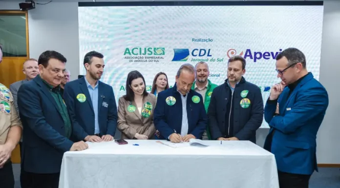 Jorginho Mello assina carta de compromisso com demandas do Vale do Itapocu durante encontro com entidades empresariais em Jaraguá do Sul.