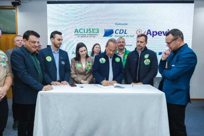 Jorginho Mello assina carta de compromisso com demandas do Vale do Itapocu durante encontro com entidades empresariais em Jaraguá do Sul.