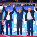 Lula cumpre agenda de campanha com Gelson Merisio em Florianópolis Lula e Gelson Merisio aparecem de mãos dadas com outras lideranças durante agenda de campanha em Florianópolis.