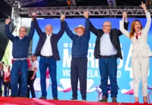 Lula cumpre agenda de campanha com Gelson Merisio em Florianópolis Lula e Gelson Merisio aparecem de mãos dadas com outras lideranças durante agenda de campanha em Florianópolis.