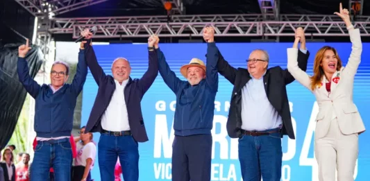 Lula cumpre agenda de campanha com Gelson Merisio em Florianópolis Lula e Gelson Merisio aparecem de mãos dadas com outras lideranças durante agenda de campanha em Florianópolis.