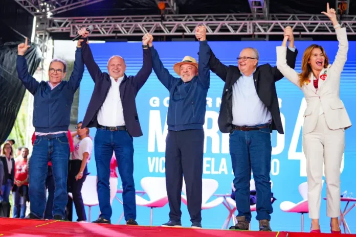 Lula e Merisio Lula e Gelson Merisio aparecem de mãos dadas com outras lideranças durante agenda de campanha em Florianópolis.