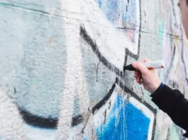 Morro da Mariquinha recebe festival de arte urbana, gastronomia e cultura em Florianópolis Artista pinta mural grafitado no Morro da Mariquinha, em Florianópolis, durante atividade de arte urbana.
