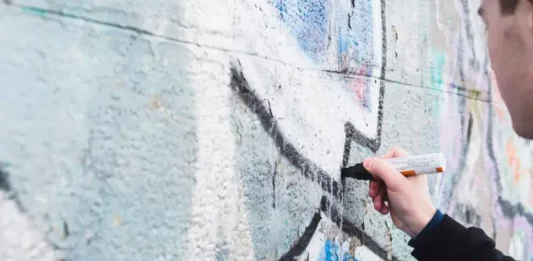 Morro da Mariquinha recebe festival de arte urbana, gastronomia e cultura em Florianópolis Artista pinta mural grafitado no Morro da Mariquinha, em Florianópolis, durante atividade de arte urbana.