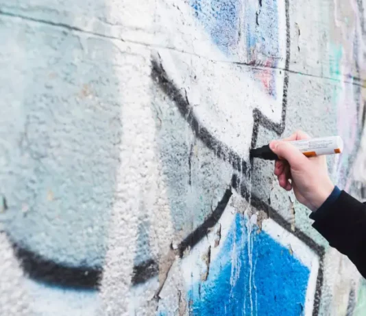 Morro da Mariquinha recebe festival de arte urbana, gastronomia e cultura em Florianópolis Artista pinta mural grafitado no Morro da Mariquinha, em Florianópolis, durante atividade de arte urbana.