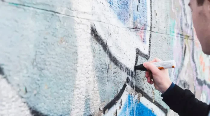Morro da Mariquinha recebe festival de arte urbana, gastronomia e cultura em Florianópolis Artista pinta mural grafitado no Morro da Mariquinha, em Florianópolis, durante atividade de arte urbana.