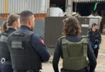 Operação Alta Tensão amplia cerco à receptação de fios e furto de hidrômetros em São José Agentes da Guarda Municipal e de outras forças de segurança durante fiscalização da Operação Alta Tensão em São José.