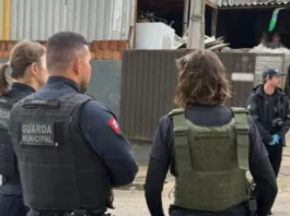 Operação Alta Tensão amplia cerco à receptação de fios e furto de hidrômetros em São José Agentes da Guarda Municipal e de outras forças de segurança durante fiscalização da Operação Alta Tensão em São José.