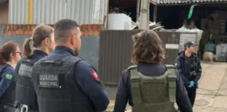Agentes da Guarda Municipal e de outras forças de segurança durante fiscalização da Operação Alta Tensão em São José.