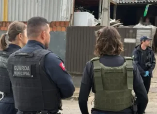 Operação Alta Tensão amplia cerco à receptação de fios e furto de hidrômetros em São José Agentes da Guarda Municipal e de outras forças de segurança durante fiscalização da Operação Alta Tensão em São José.