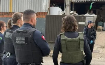 Operação Alta Tensão amplia cerco à receptação de fios e furto de hidrômetros em São José Agentes da Guarda Municipal e de outras forças de segurança durante fiscalização da Operação Alta Tensão em São José.