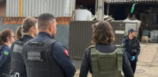 Agentes da Guarda Municipal e de outras forças de segurança durante fiscalização da Operação Alta Tensão em São José.