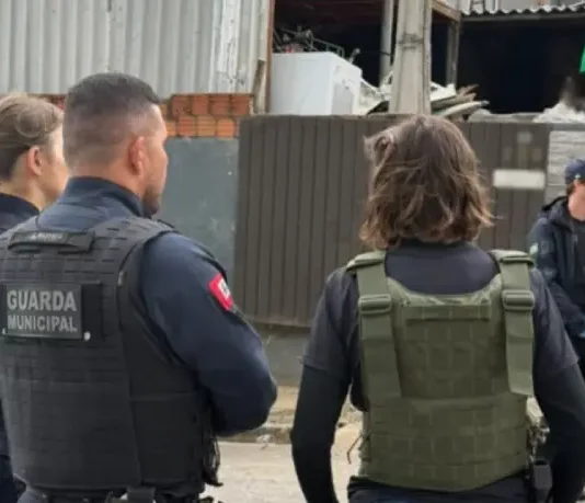 Operação Alta Tensão amplia cerco à receptação de fios e furto de hidrômetros em São José Agentes da Guarda Municipal e de outras forças de segurança durante fiscalização da Operação Alta Tensão em São José.