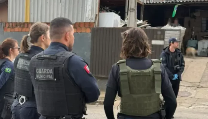 Operação Alta Tensão Agentes da Guarda Municipal e de outras forças de segurança durante fiscalização da Operação Alta Tensão em São José.