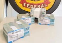 PF apreende R$ 500 mil com candidato em Florianópolis Imagem mostra os R$ 500 mil em espécie apreendidos pela Polícia Federal com um candidato às Eleições 2026 em Florianópolis.