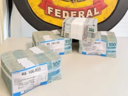 PF apreende R$ 500 mil com candidato em Florianópolis Imagem mostra os R$ 500 mil em espécie apreendidos pela Polícia Federal com um candidato às Eleições 2026 em Florianópolis.