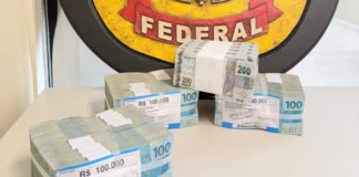 Imagem mostra os R$ 500 mil em espécie apreendidos pela Polícia Federal com um candidato às Eleições 2026 em Florianópolis.