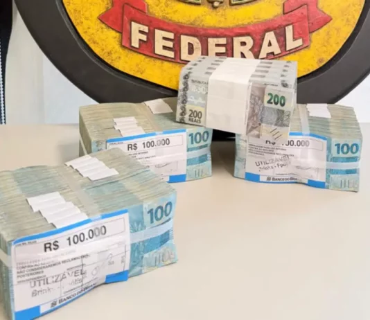 PF apreende R$ 500 mil com candidato em Florianópolis Imagem mostra os R$ 500 mil em espécie apreendidos pela Polícia Federal com um candidato às Eleições 2026 em Florianópolis.