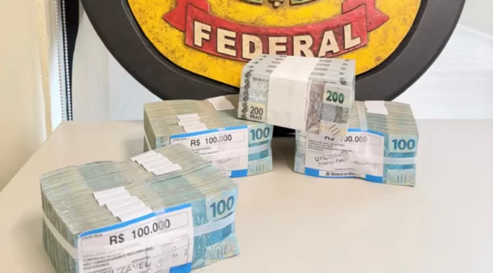 Imagem mostra os R$ 500 mil em espécie apreendidos pela Polícia Federal com um candidato às Eleições 2026 em Florianópolis.